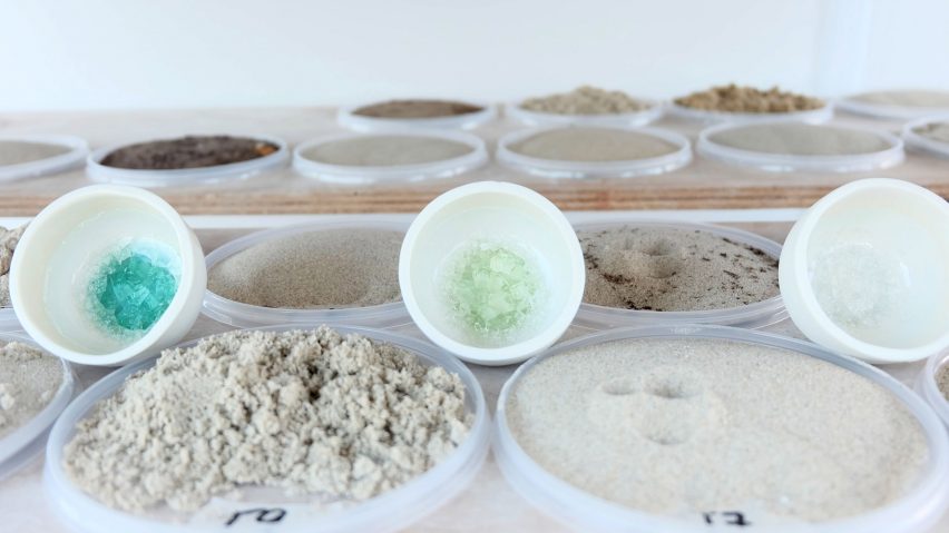 Atelier NL поставляет дикий песок со всего мира, чтобы показать, как его можно использовать вместо редкого белого песка для производства стекла