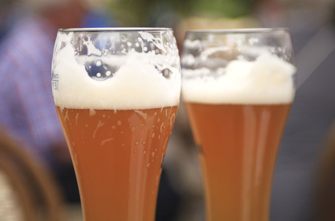 Но два лучших места для пива   Пратер Гартен   , самый старый пивной сад в городе, обслуживающий свои Пилс и Пратер   Кафе ам Нойен Зее   - место, где можно отдохнуть с баварским пивом и полюбоваться красивым озером на лодках в парке Тиргартен