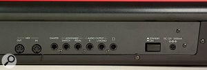 Задняя панель M50 с MIDI I / O, разъемами для педалей, стереовыходами и выходом на наушники