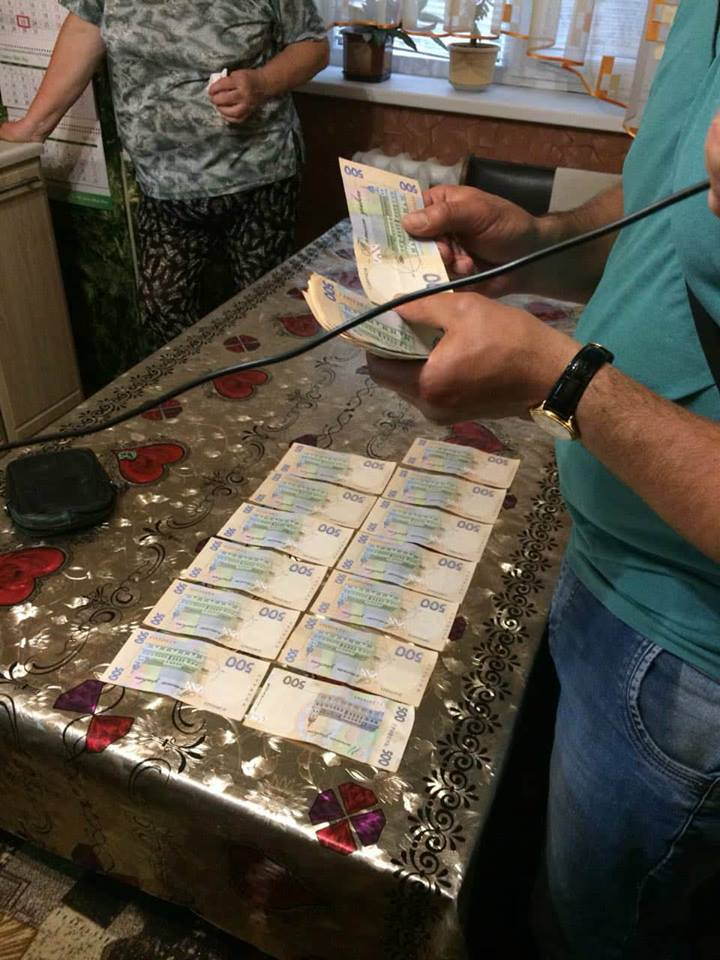 Также правоохранители зафиксировали распределение денег между директором КП и председателем районного совета, после чего вышеуказанные фигуранты были задержаны