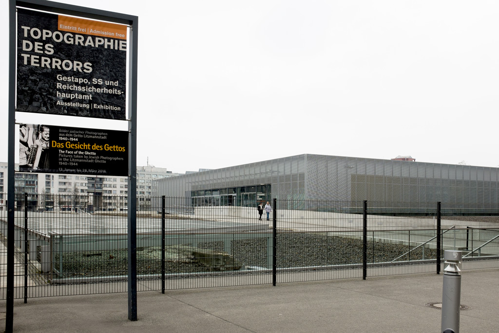 Також безкоштовно можна відвідати Меморіал Берлінської стіни на Бернауер-штрассе, де виставлені документальні свідчення про жертви політичного режиму, про саму стіні і її вплив на життя берлінців