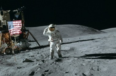 24 вересня 2008, 17:30 Переглядів:   Майже 40 років тому американський астронавт Ніл Армстронг на очах у сотень мільйонів телеглядачів ступив на поверхню Місяця і вимовив фразу за ступенем цитованості цілком порівнянну з деякими висловлюваннями Ісуса Христа