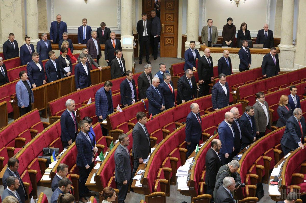 Президент Петро Порошенко підписав документ, відмовившись його ветувати в зв'язку з необхідністю «врахування інтересів сотень тисяч військовослужбовців, які зараз захищають Україну від російської агресії»