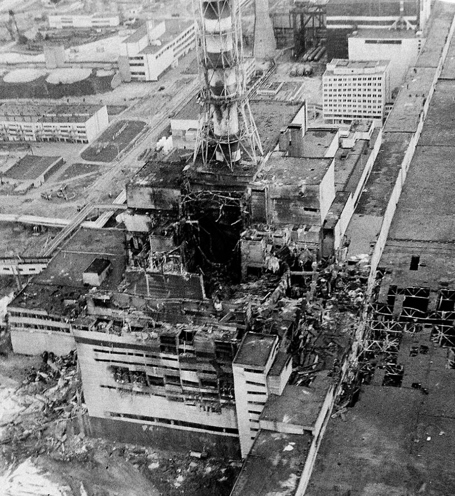 В ніч з 25 на 26 квітня 1986 року сталася найбільша ядерна техногенна катастрофа в світі - аварія на Чорнобильській АЕС Чорнобильська аварія є одним з найбільш жахливих прикладів того, яку небезпеку може становити собою ядерна енергетика, якщо її не тримати під постійним контролем