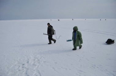 14 березня 2011, 16:48 Переглядiв:   Чоловіки рибалили на Дніпрі на відстані близько трьохсот метрів від берега
