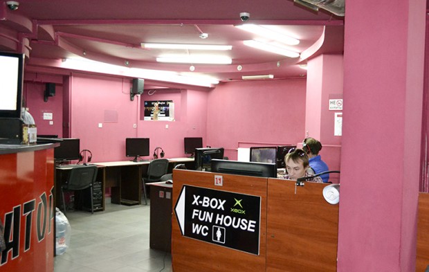 За словами адміністрації, перш ніж пустити дитину за комп'ютер в будній день, його просять показати щоденник, щоб переконатися, що він не прогулює уроки