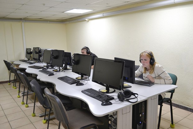 Дійсно, в цьому клубі ми застали тільки двох відвідувачів: дівчину, яка «зависала» в соціальних мережах і хлопця, який був дуже зосереджений на екрані монітора, мабуть, шутер захопив його з головою