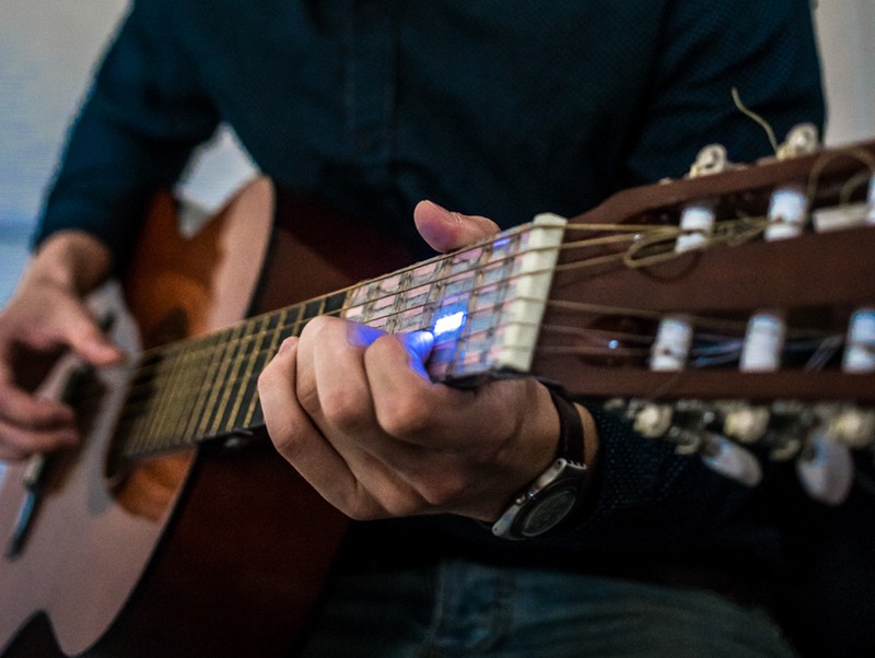 Як за допомогою інноваційних технологій можна навчитися грати на гітарі з нуля або поліпшити свої вміння
