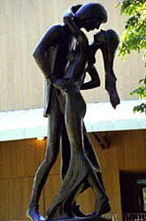 Бронзові фігури Ромео і Джульєтти, виконані в людський зріст, встановлені на гранітному п'єдесталі перед входом в Театр Делакорт