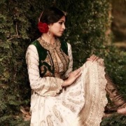 Якщо гадати уві сні вам береться професійна   ворожка   , Тлумач Дмитра та Надії Зими пояснює цей сон так: все залежить не стільки від результатів ворожби, скільки від ваших відчуттів