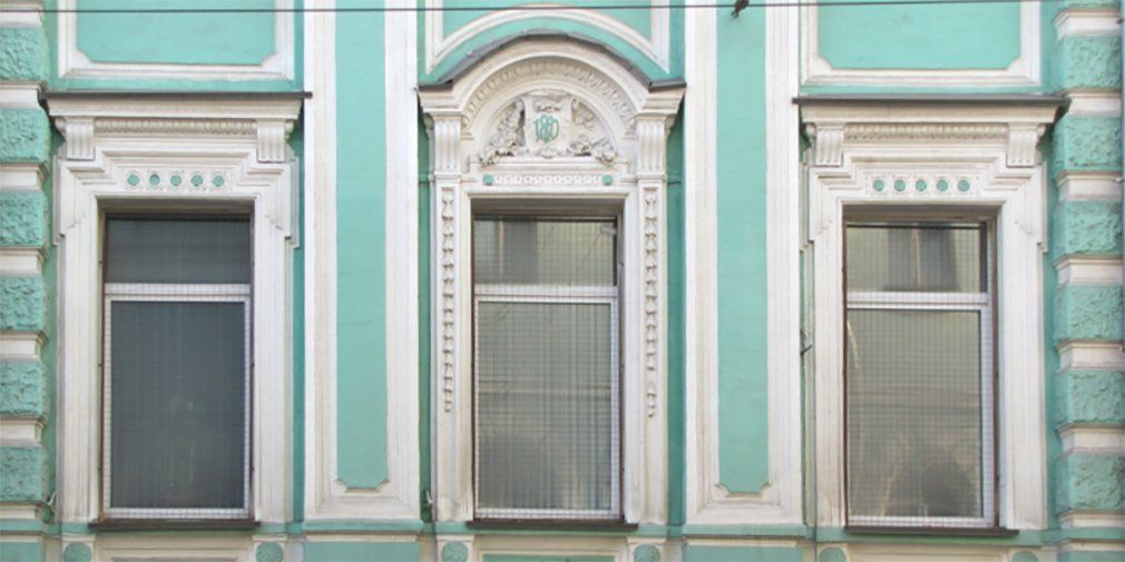 На другому поверсі віконні прорізи декоровані прямокутними сандриками, а центральне вікно прикрашене фігурної ліпниною