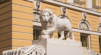 Сходи, що ведуть до будівлі, прикрасили парою левів - точною копією античних скульптурних зображень, знайдених під час археологічних розкопок в Римі