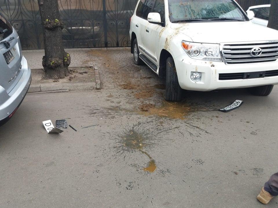 З автомобілів також познімали номери і порізали шини