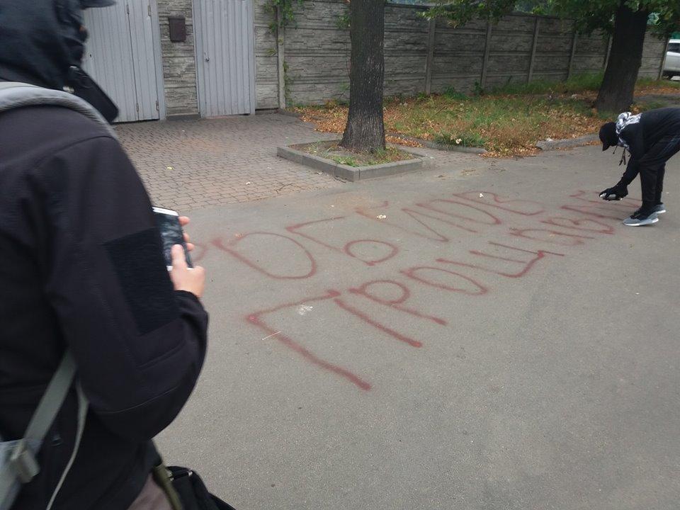 Проводжати його приїхали дядьки й тітки з посольства РФ, всякі російські дипломати і українські малороси , - написав він