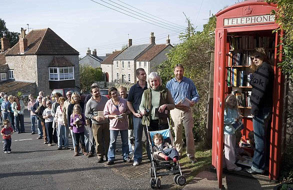 Жителі британського села Уестбері-саб-Мендіп (   Westbury-sub-Mendip   ) По-своєму відреагували на проблему зникнення через непотрібність знаменитих червоних телефонних будок - вони викупили одну з них у оператора зв'язку British Telecom за 1,65 долара і зробили з неї найменшу бібліотеку в світі
