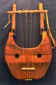 У струнних музичних інструментах звук виходить від коливання струн (фортепіано, скрипка, арфа, балалайка)