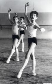 У 10 років маленький хлопчик на ім'я Коля Цискарідзе вступив до Тбіліське хореографічне училище,