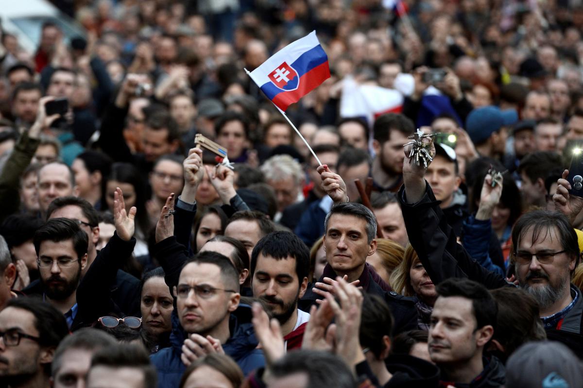 2:37, 16 квітня 2018   світ   898   Організатори протестів заявили, що відставки глави уряду Роберта Фіцо і глави МВС Роберта Калінак, що відбулися в березні, не відновили довіри словаків до влади