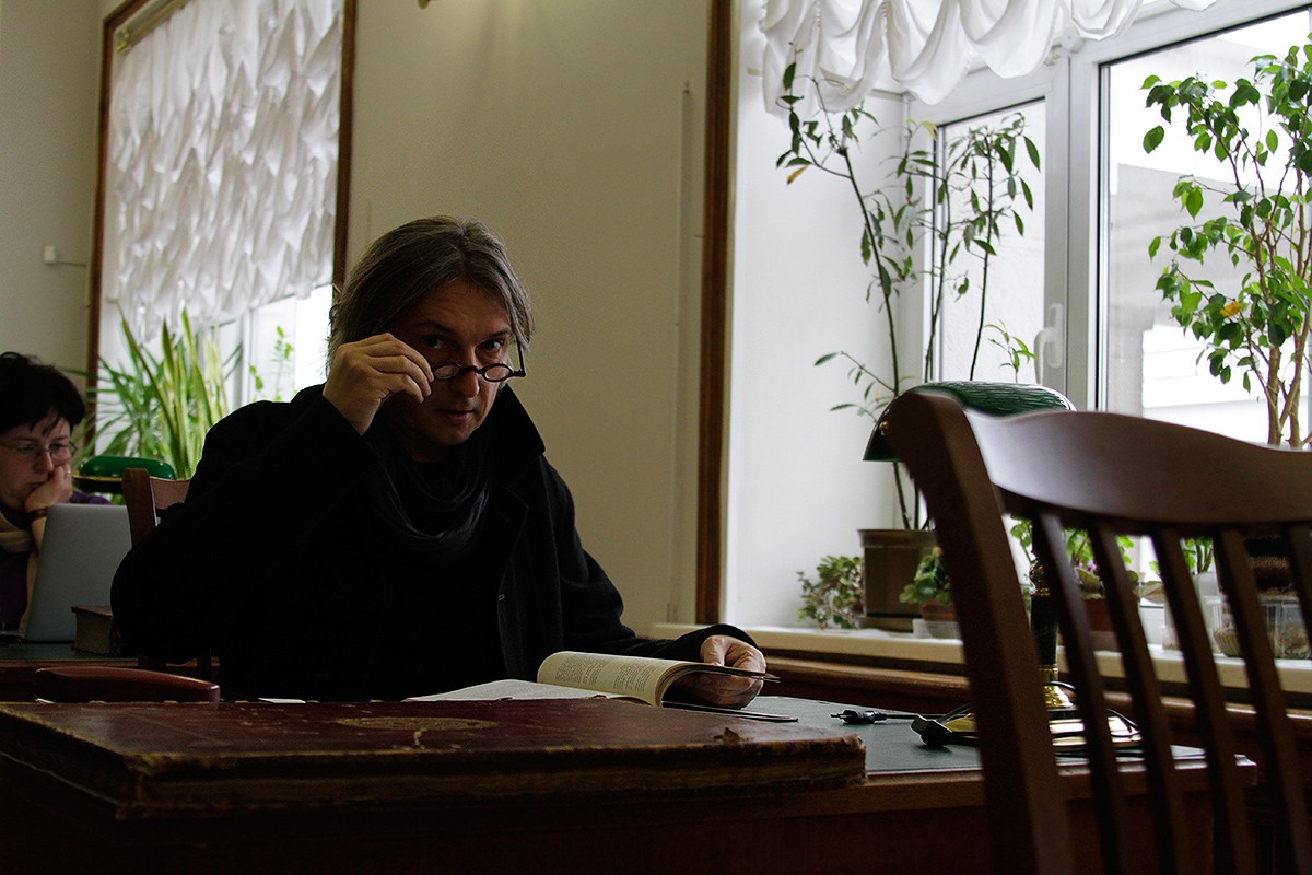 Книжковий дизайнер Дмитро Мордвінцев в РДБ, в процесі підготовки до виставки «Книга очима дизайнера»