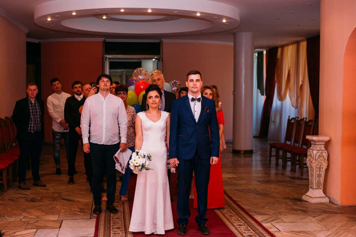 В цілому, зал для одруження Дніпровського ЗАГСА виглядає цілком гідно, з рожевими стінами і електричним освітленням