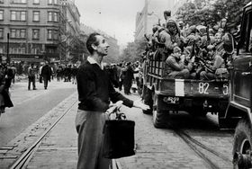 Фотографія Милона Новотного, серпень 1968 р фото: виставка Sovětská invaze - srpen 1968   - Знаєте, після серпня 1968 було вже небезпечно оприлюднювати імена авторів цих фотографій