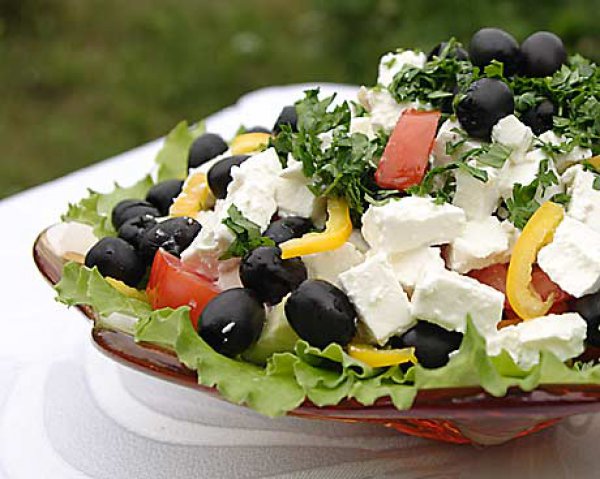 Основу салату складають грецький козячий сир фета, оливкова олія, маслини і зелень