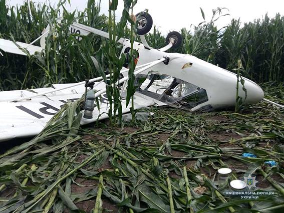 Падіння легкомоторного літака X-32 Бекас» відбулося на полі місцевої агрофірми під час обприскування отрутохімікатами сільгоспугідь