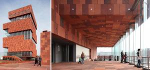 Фасад цього 60-метрового споруди виконаний з червоного пісковика і криволінійних скляних панелей