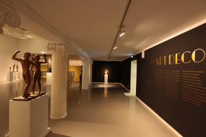 Виставка розміщується на чотирьох поверхах музею і відкриває широку панораму напрямки ар-деко, що зародився близько століття тому