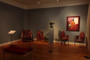 У залі «Червоне, чорне і золоте» представлена ​​меблі і текстиль з барвистими малюнками, геометричними лініями і густими фарбами