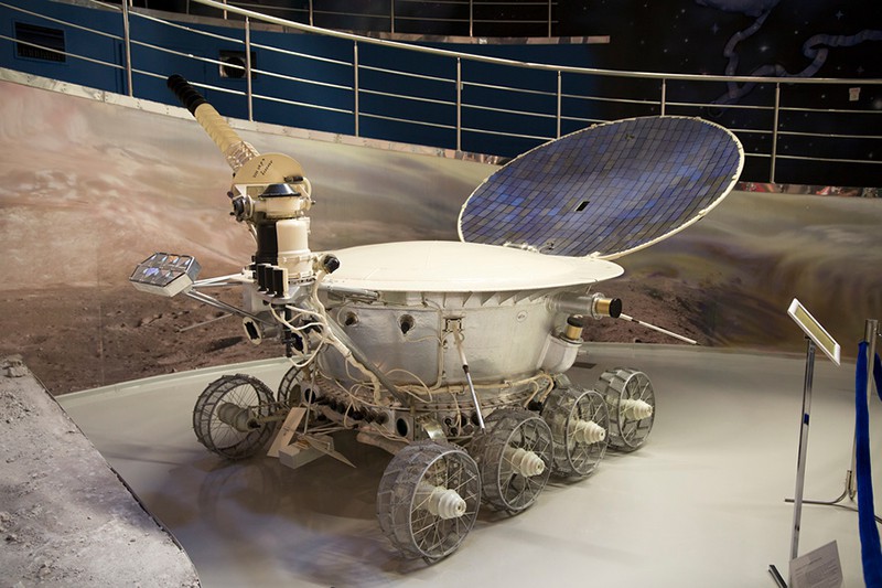 Не поспішаючи, зі швидкістю 2 км / год, Місяцехід-1 пройшов 10,54 кілометра, дослідивши 80 тисяч квадратних метрів супутника Землі і передавши 211 панорам і 25 тисяч фотографій