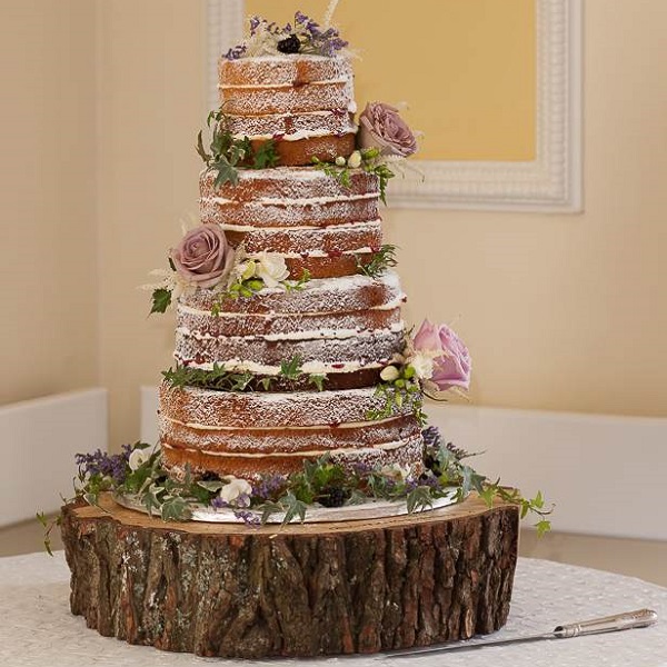 А торт неодмінно повинен бути оригінальним і виготовлений відповідно до теми дерева - наприклад, у вигляді великого пня або дерев'яної хати