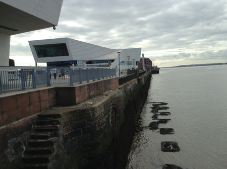 З корабля видно не тільки музей Ліверпуля, а й те, які припливи і відливи бувають біля річки Мерсі - одні з найсильніших у Великобританії