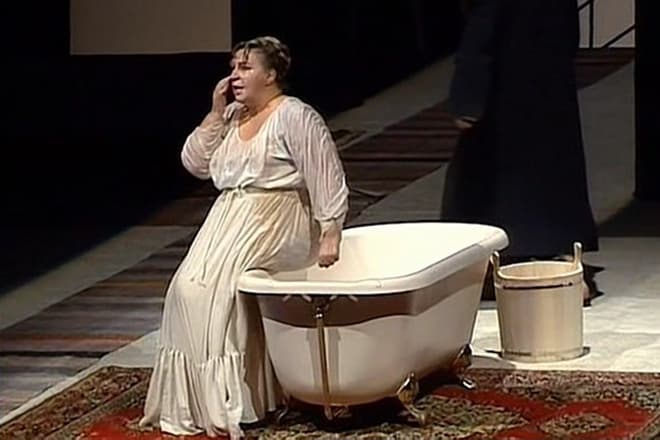 До 1987 року «Сатирикон» був для Голуб другою домівкою, після чого вона погодилася зіграти в постановці новоспеченого театру «Шалом» Олександра Левенбук