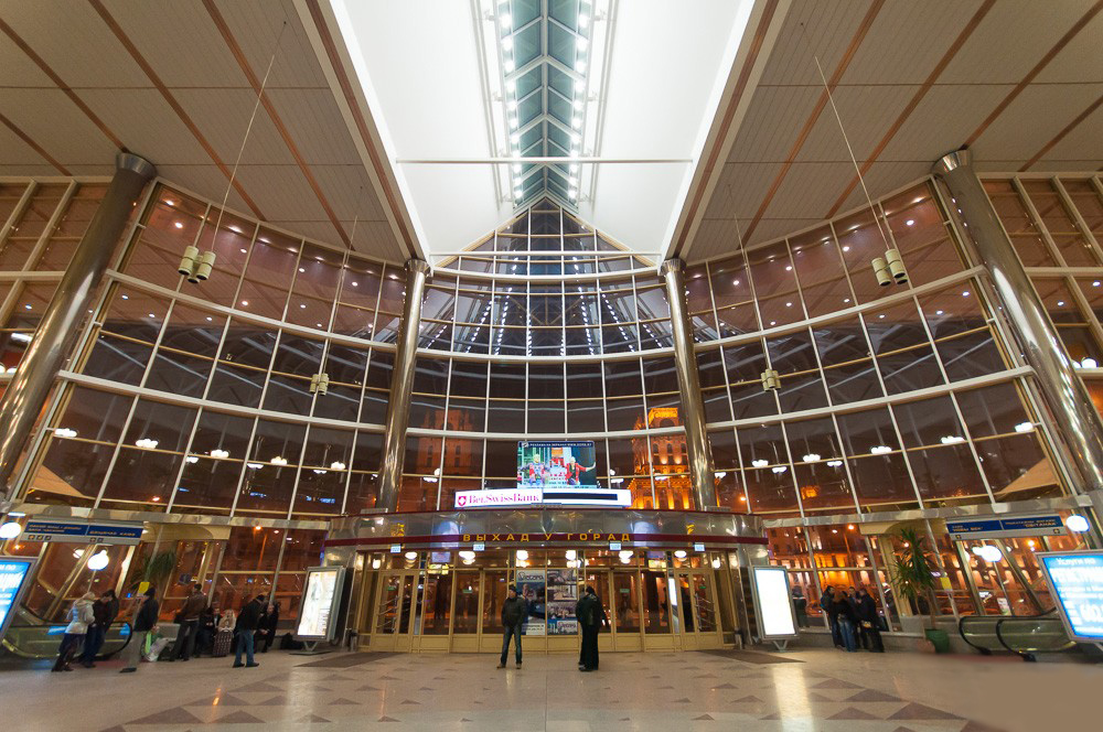 На рівні четвертого поверху будівлі нового вокзалу з'єднане галереєю з готелем «Експрес»