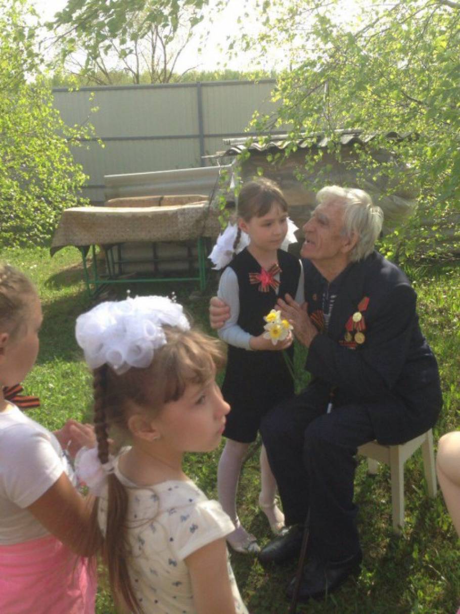 Оксана Дороніна   Привітання ветеранів на дому - фотозвіт   9 травня діти з нашого дитячого садка вітали ветеранів ВВВ на дому