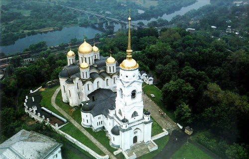 Древній російське місто Володимир (заснований в 990 році) розкинувся на берегах річки Клязьма в 180 км на північ-схід від Москви
