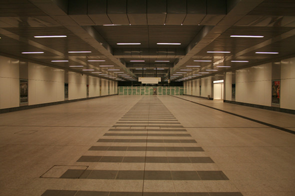Це і підземне метро, ​​U-bahn, яке часто ходить над землею, і швидкісне - S-bahn, яке в деяких місцях підземне