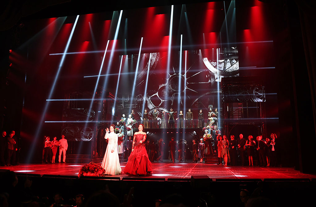Хоча на сцену музичного театру роман Толстого переносити не вперше, версія Театру оперети, представлена ​​восени 2016 року, - сама амбітна
