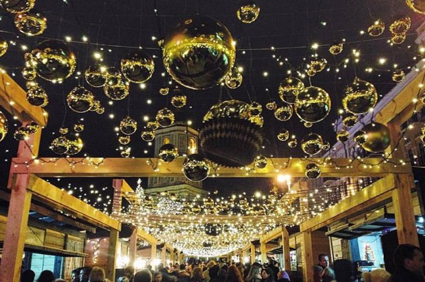 Українська столиця готується до Нового року з вражаючим розмахом: вулиці прикрашають новорічним декором, мерехтливими ліхтариками і блискучими иллюминациями