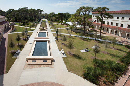 Університет Південної Флориди (USF) - другий за величиною університет в південно-східній частині США та дев'ятий в США (з майже 4,000 вищих навчальних   закладів)