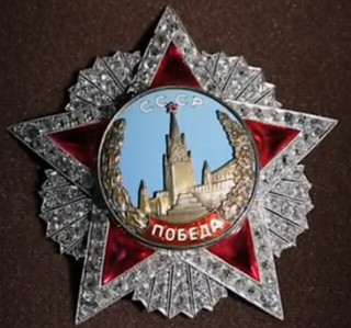 На Експозиції такоже представлено вищий радянський відзнаку Другої Світової Війни - орден Перемога