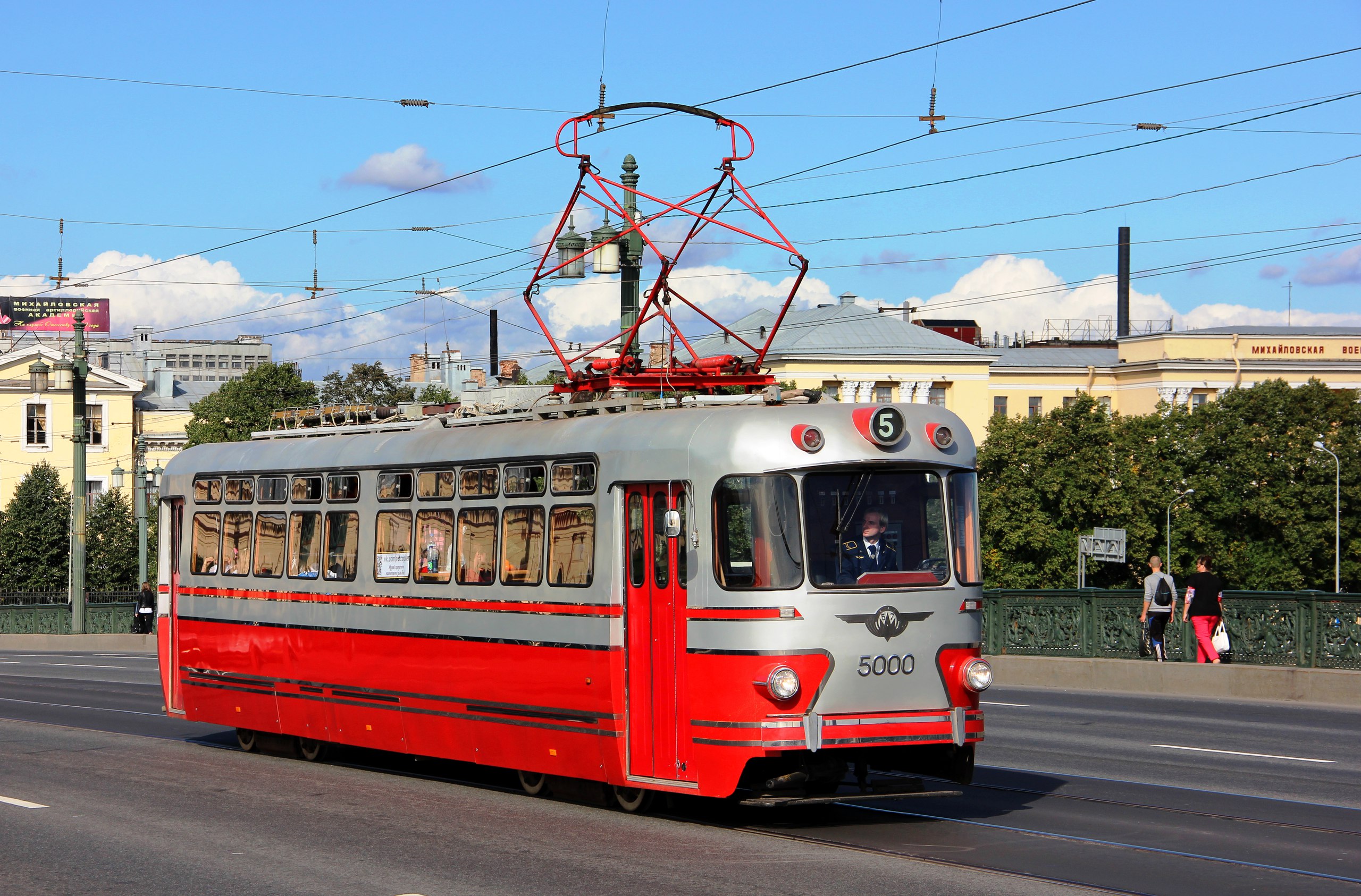 Червону краватку - в червоному трамваї