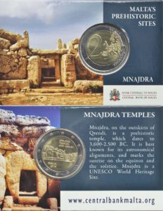Мальтійська монета 2018 року «Храми Мнайдра» без знаку монетного двору (ліворуч), з літерою «F» в зірці на 6 годин (праворуч)