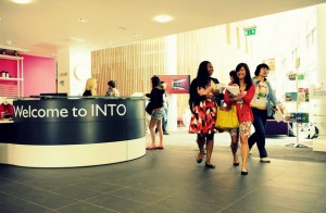 Британська освітня компанія INTO пропонує знижки на навчання в університетах Великобританії: