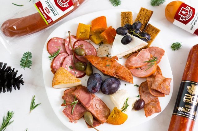 зберігаючи традиції   Жоден новорічний стіл в Росії не обходиться без традиційного салату олів'є, в основі якого свіжа «Молочна» або «Докторська»